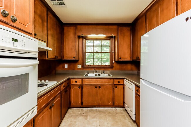 Building Photo - 908 Green Forest Dr