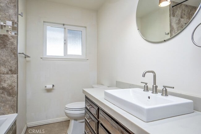Building Photo - Beautiful 2 Bedroom Home