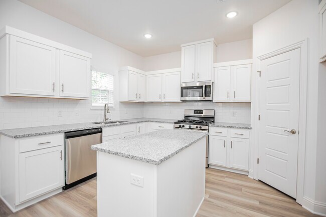 Building Photo - 4307 SW Bison St