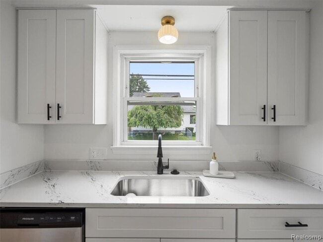 Building Photo - 1027 S Wilson Ave