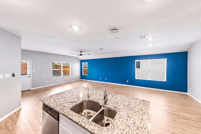 Building Photo - NO CARPET! Up to 1 Month Free Rent with 18-24 Month Lease! No Security Deposit Programs Available.