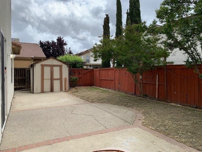 Building Photo - Big, Beautiful, Two Story Home in North Natomas