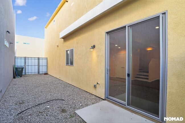 Building Photo - 841 E Park Modern Dr