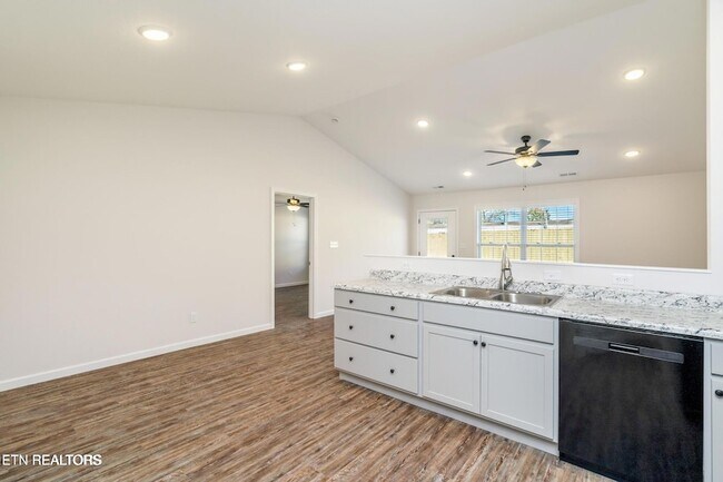 Building Photo - 7351 Green Estates Way