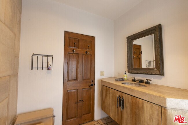 Building Photo - 1407 N Beverly Dr