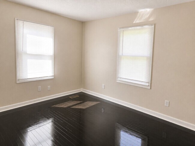 Building Photo - 104 Twin Oaks Dr