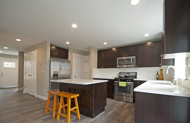 Building Photo - 3 Bed 2 Bath - Craftsman - Pet Friendly - ...