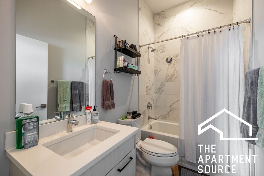 Building Photo - 2251 W Lawrence Ave