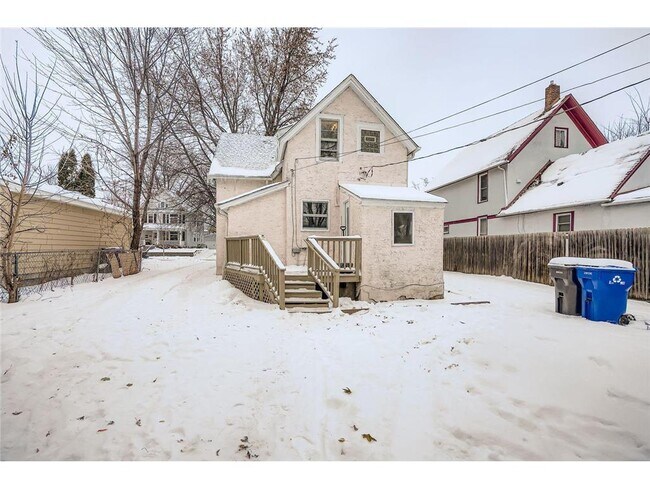 Building Photo - 84 Isabel St W