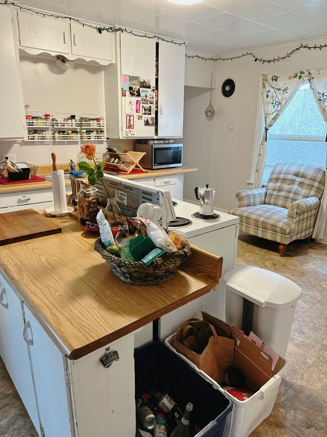 Building Photo - PRELEASE: 4 bd/1ba across from Laurel Park + near WWU