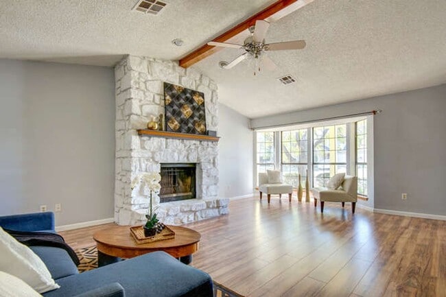 Building Photo - Great little modern and super clean home i...