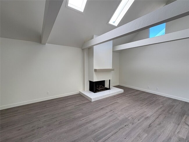 Building Photo - 310 Corsair Way