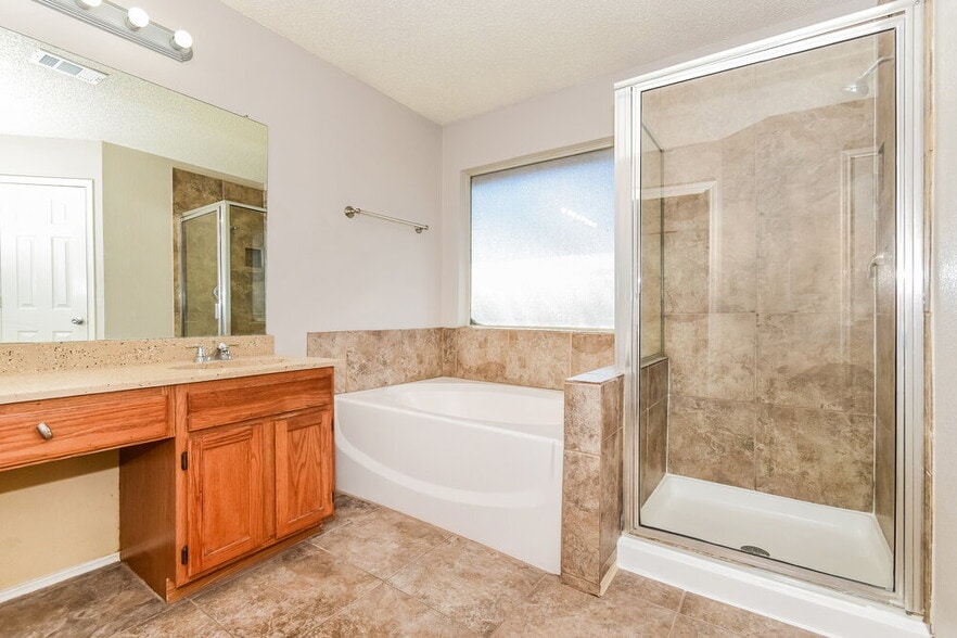 Building Photo - 5909 Iris Dr