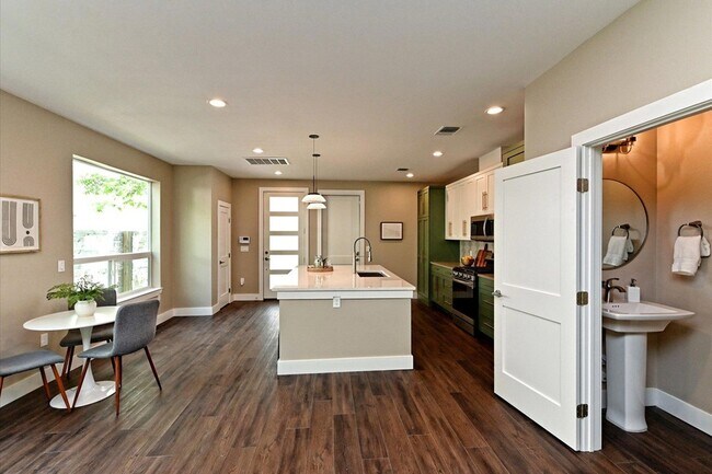 Building Photo - 1202 Cometa St