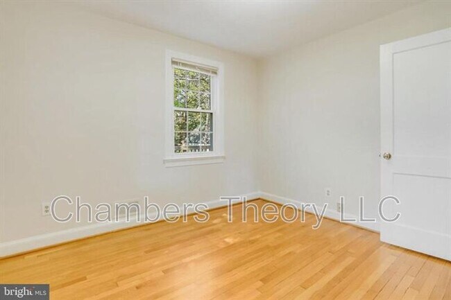 Building Photo - 530 N Nelson St