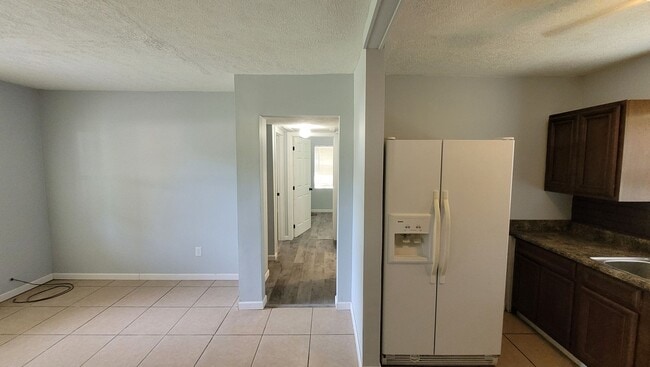 Building Photo - 2 Bedroom 1 Bath Home w/ Large Backyard fo...