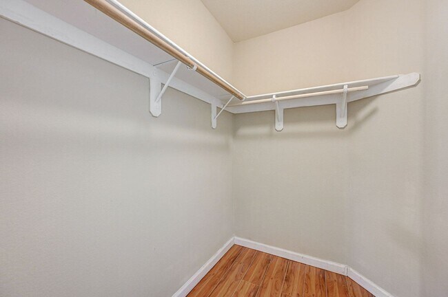 Building Photo - Rare Single Story Home with hard flooring!