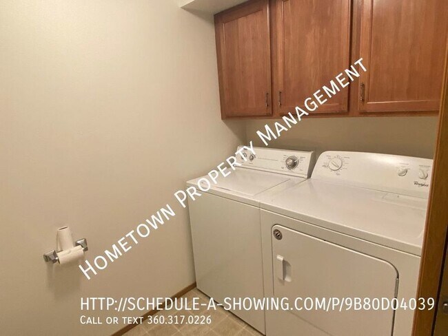 Building Photo - 3 bdrm Townhouse Avail NOW!