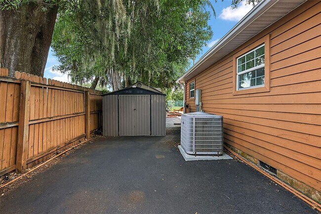Building Photo - 507 Lakeshore Dr