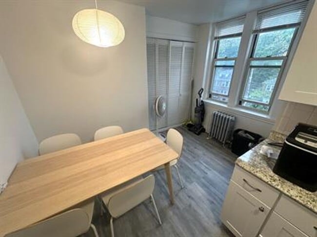 Building Photo - 9/1 Spacious 2BR with EIK, heat inc, elevator in building