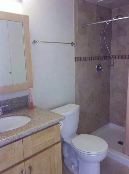Bathroom - 400 Hobron Ln