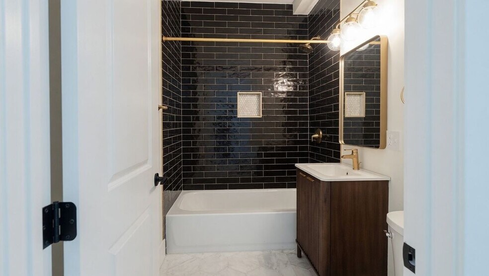 Building Photo - 944 N Damen Ave