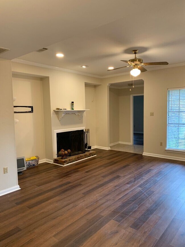 Building Photo - Florida Blvd / Sherwood Forrest