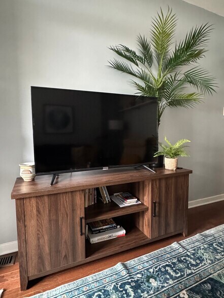 Smart TV - 4210 Calvin St