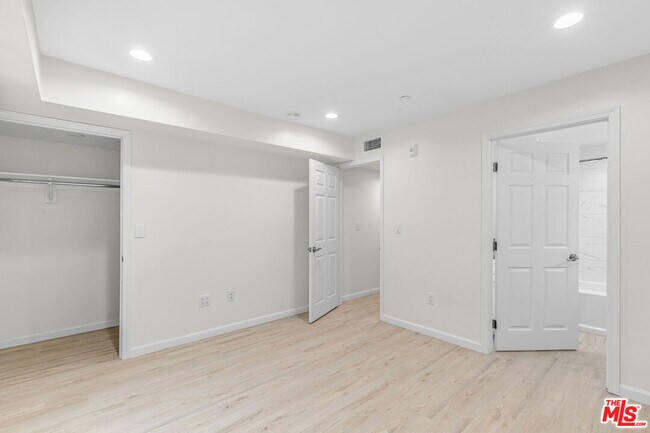 Building Photo - 1409 N Hobart Blvd