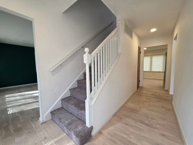 Building Photo - 8241 Robin Hood Dr