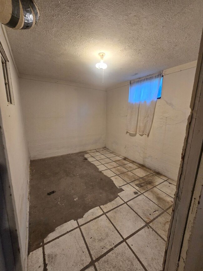 Building Photo - 2 Bed 1 Bath