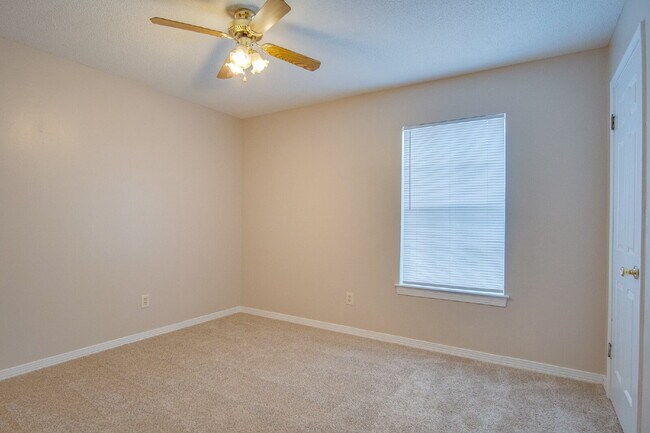 Building Photo - Charming Townhome with Fireplace & Fenced ...