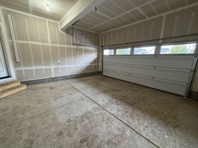 Building Photo - 5 Bedroom Camas Home, Spacious, Fenced Backyard