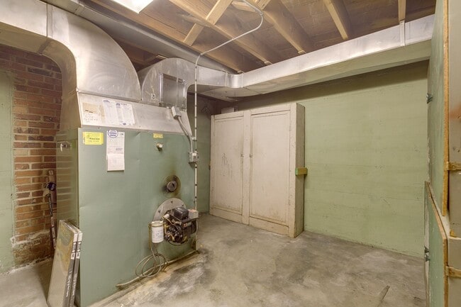 Building Photo - Seattle Home with HUGE yard in a Great Nei...
