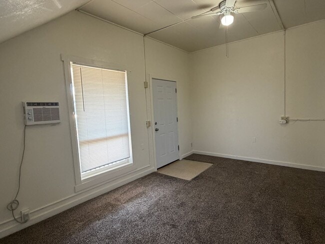 Building Photo - 2920 NE Riverside Ave