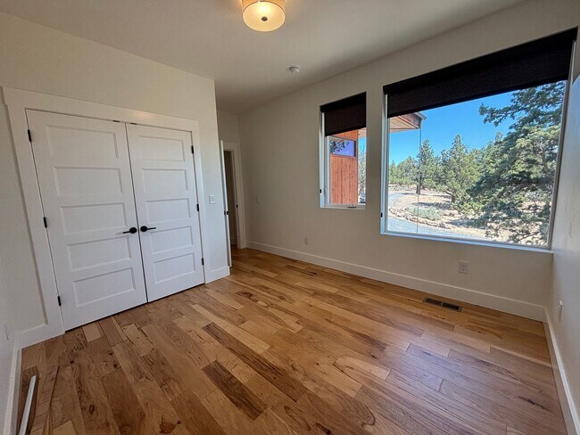 Building Photo - Stunning 4 Bed/3.5 Bath on 4.39 Acre Lot-7...