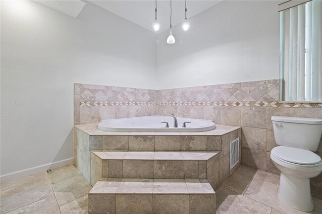 Building Photo - 113 W Gladys St