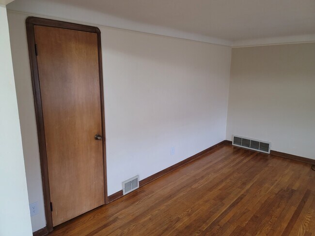 Building Photo - 4997 E 110th St