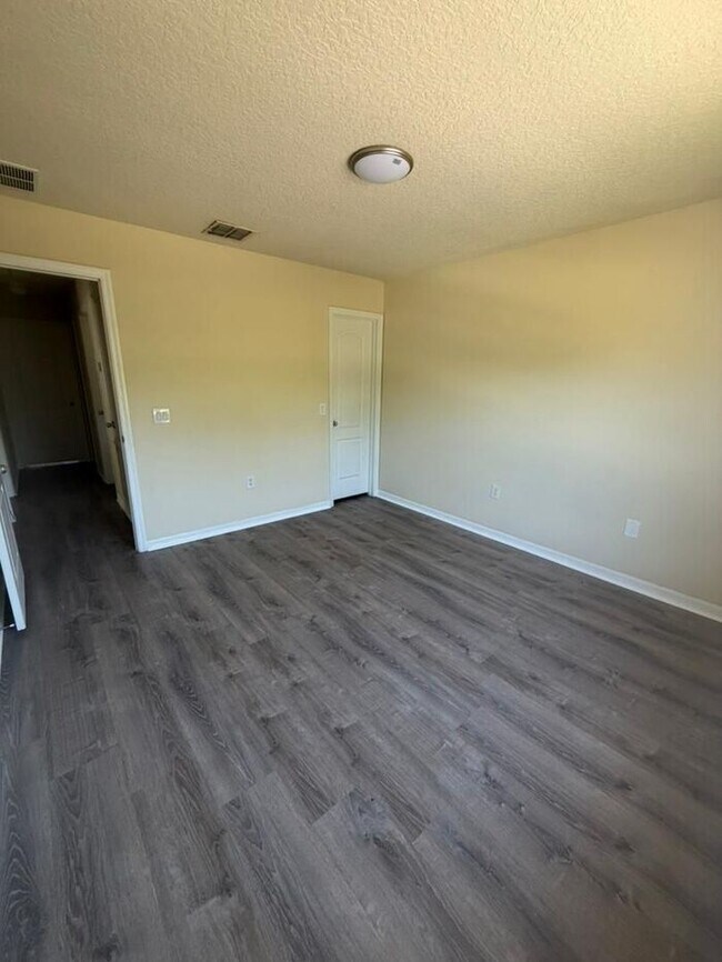 Building Photo - Updated 3 bed 2.5 bath Townhome