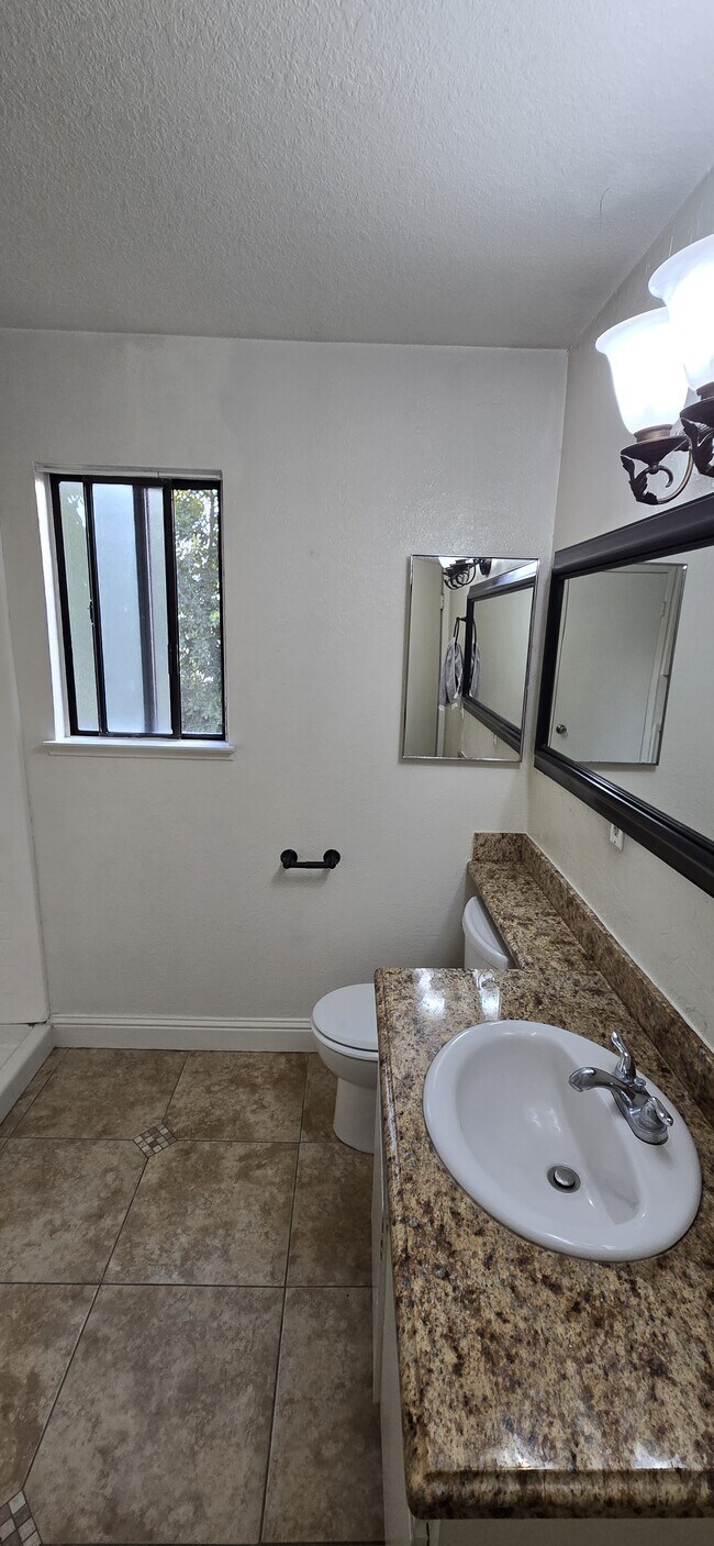 Building Photo - 2611 Westberry Dr