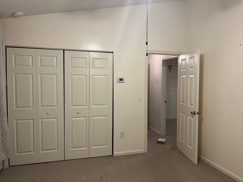 Building Photo - 565 Quaker Ln