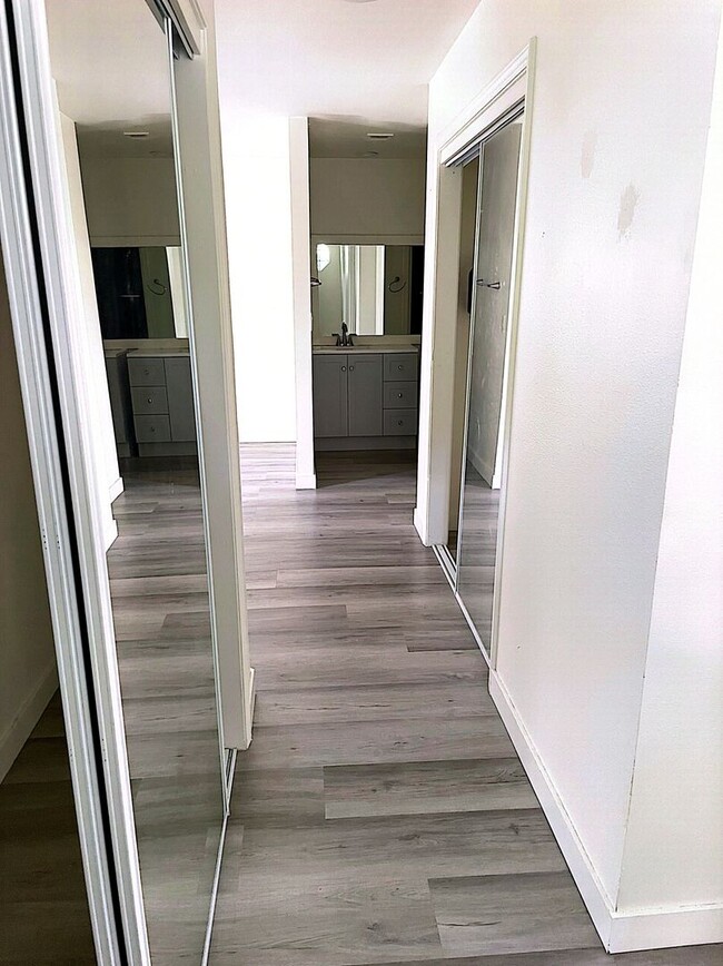 Building Photo - 2419 N Clark St