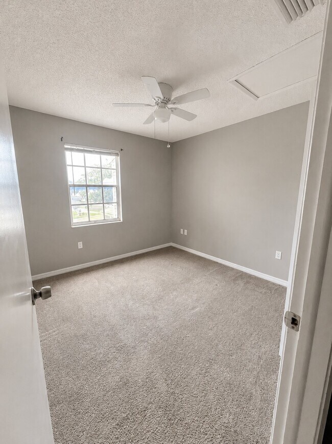 Building Photo - 3174 Beecher Dr E