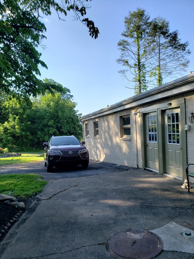 Building Photo - 94 Range End Manor