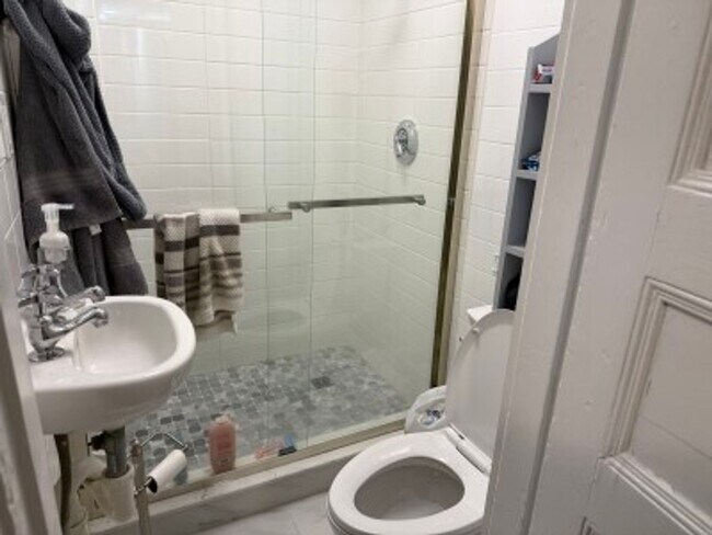 Building Photo - Allston 4.5 Bed  2 Bath - 9/1