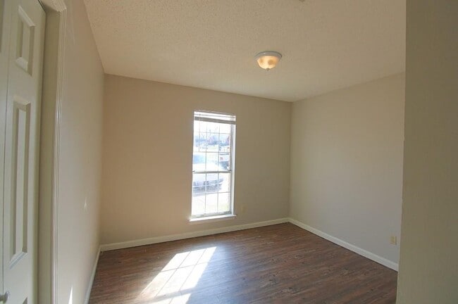 Building Photo - 5558 Oak Branch Cir N