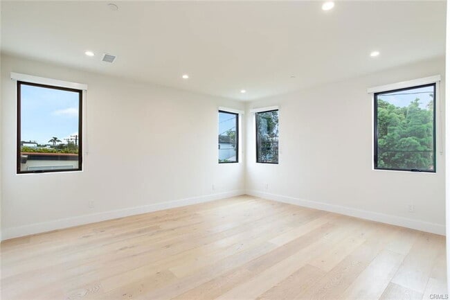 Building Photo - 1511 Cliff Dr