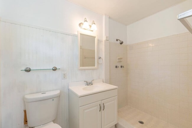 Building Photo - Spacious 3 Bed, 2 Bath Home with Open Floo...