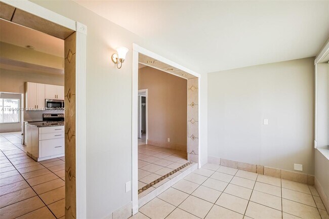 Building Photo - 530 S 28th Ave