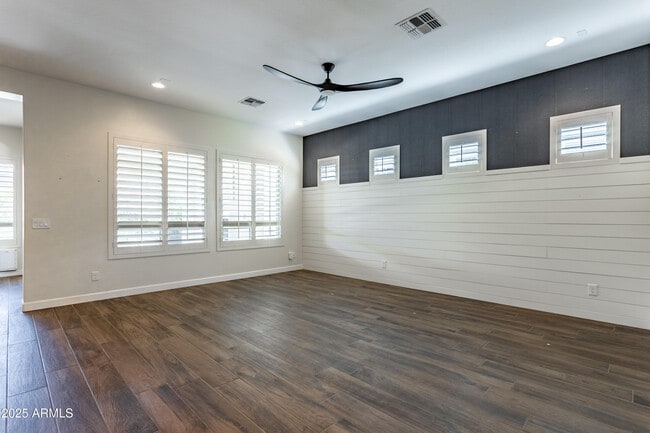 Building Photo - 70 E Kennedia Dr